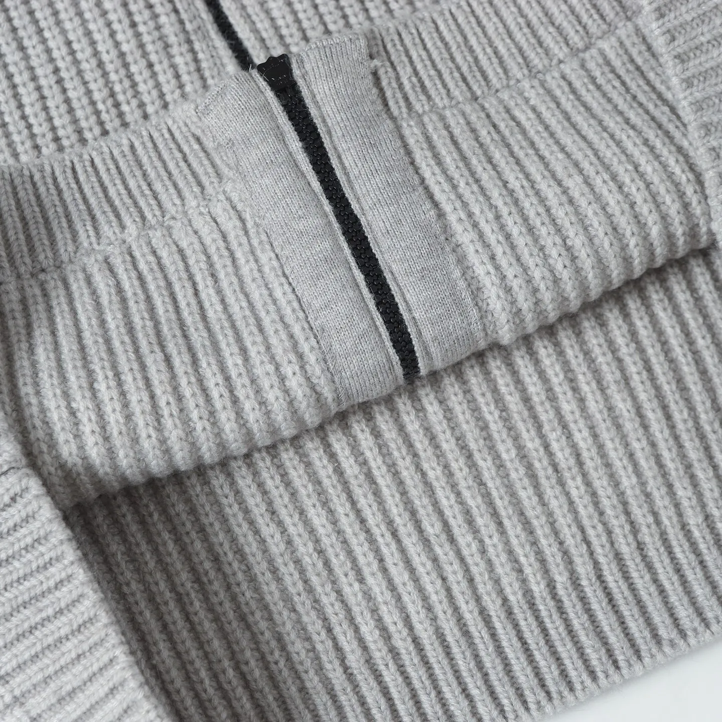 P610 Stone Island thick-knit cashmere zipper hooded cardigan. Originally purchased for 19,800, it took 2 months to develop. Custom-made woolen cashmere fabric was made and smoothed to be skin-friendly and not prickly. The color was dyed three times to achieve the original color effect. The armband pattern is embroidered using fixed-dyed matte embroidery threads on the board and stitch embroidery. The pattern is embroidered by Tajima machine with thousands of needles. The stitching is fine and dense, without connecting lines. The pattern is clear and has a strong sense of lines and three-dimensionality, which enriches the spatial level of the overall picture. The flat knitting fabric uses imported three-needle ultra-thick needles and customized zippers, which are expensive. In order to achieve the best results, no cost is considered. The weight of the whole garment reaches 1,400 grams, and the three-standard accessories are complete.  Size:S-M-L-XL